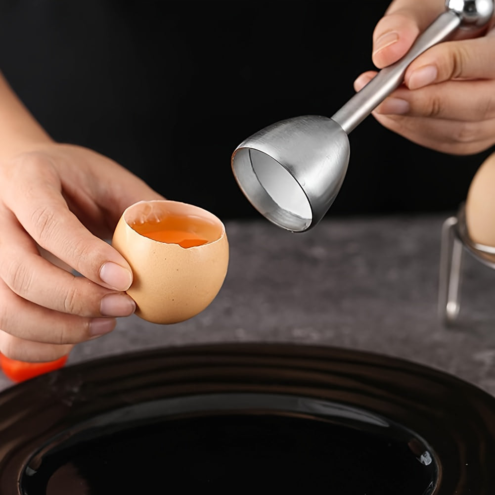 Hand som knäcker ägg över kastrull med Kitchlark äggknäckare