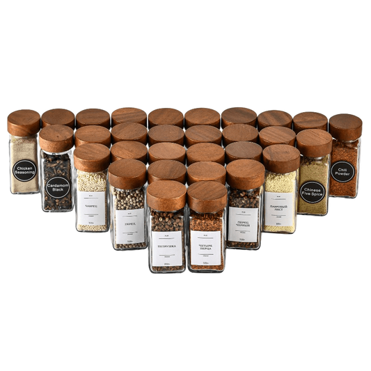 Kitchlark kryddburkar i glas med trälock, 12-pack fyllda med olika kryddor uppställda i V-formation